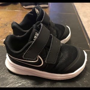 Nike black sneakers sz 5. Excellent condition.